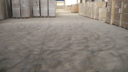 停车场水泥地面翻砂用什么材料处理？专业方案看这里